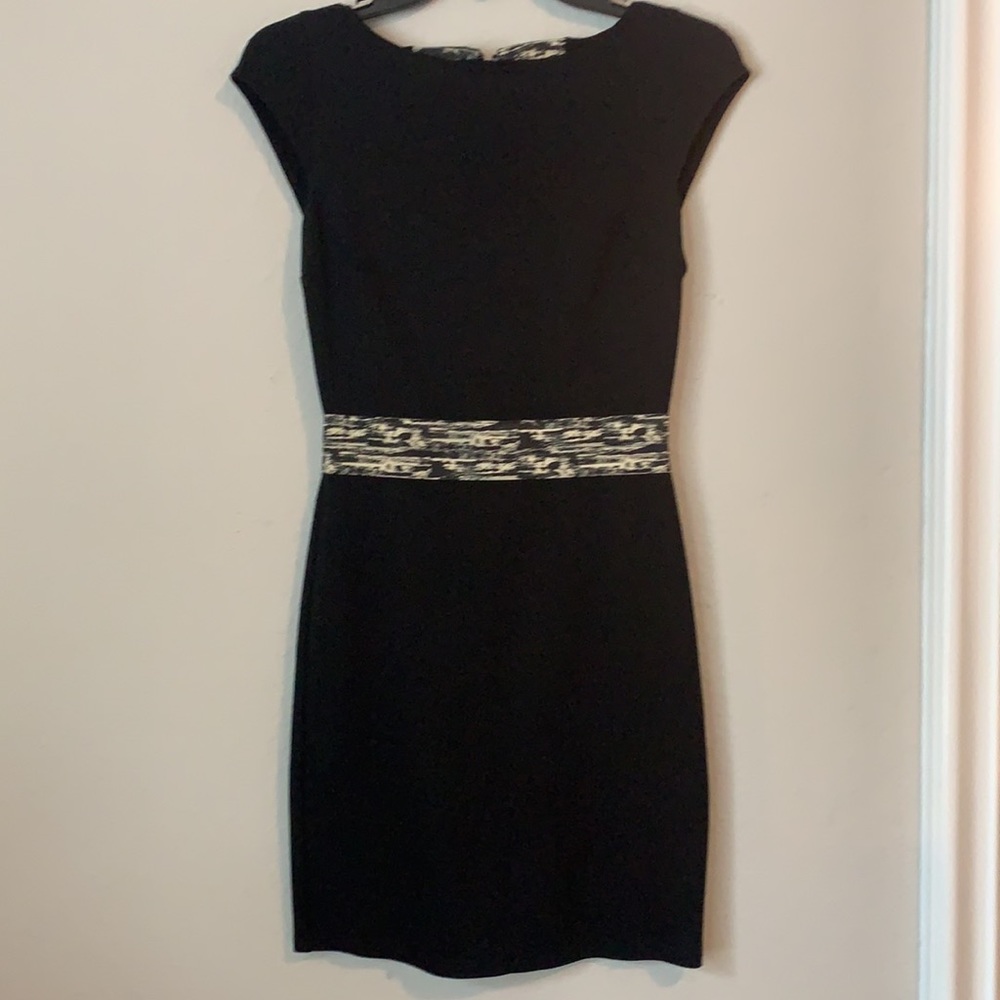 Alice + Olivia cap sleeve sheath dress